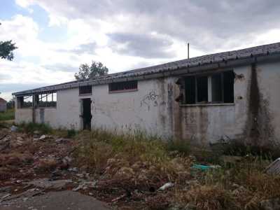 Accanto alla scuola, uno dei capannoni agricoli che vantava attrezzature e macchinari all'avanguardia