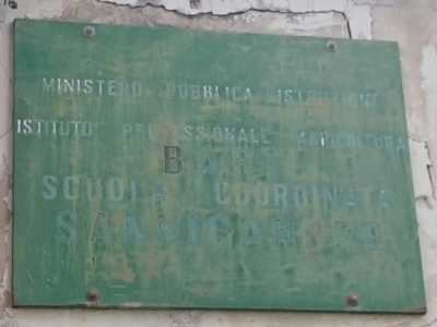 Su questa targa si legge anche il nome della citt� di Bari: la scuola infatti dipendeva da una sede del capoluogo in via Celso Ulpiani