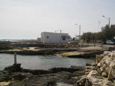 Lo scivolo, un tempo, utilizzato dai pescatori locali per tirare le barche a secca o per farle entrare in acqua