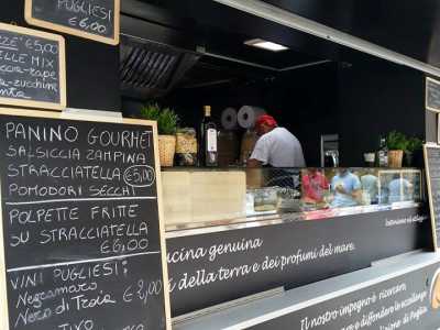Il camioncino Puglia Street Food: gestito dal coratino Massimo Calabrese, prepara prodotti tipici pugliesi come orecchiette e pettole in giro per l'Italia