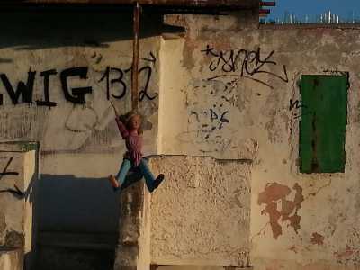 La bambola vista da vicino. Capelli biondi, occhi di ghiaccio e una posizione inequivocabile: con il braccio destro alzato e le gambe divaricate segnala che le prostitute sono al lavoro