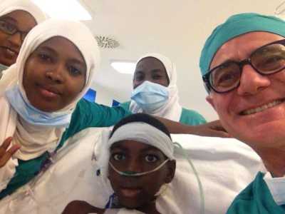 Michele con alcune giovani collaboratrici nel Centro Salam di cardiochirurgia, creato a Khartoum da Emergency