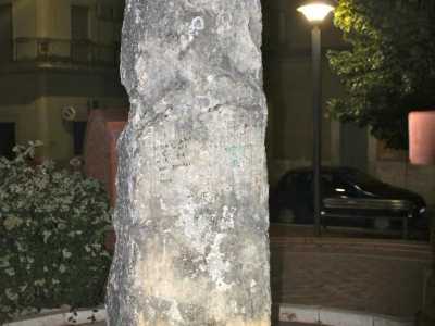 Ai piedi del monumento � evidente la macchia lasciata dall'urina di un cane