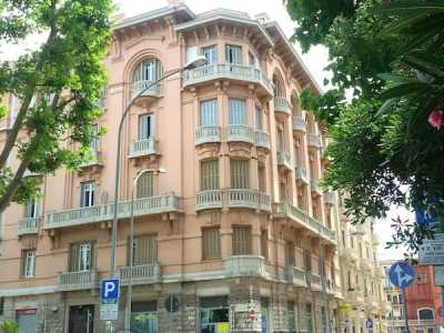Palazzo Dioguardi Durante, innalzato nel 1925 su piazza Eroi del Mare  