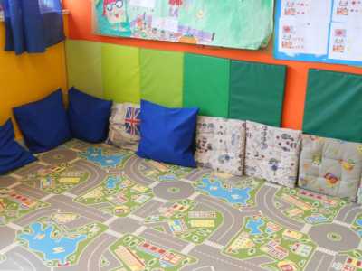 Agora' � l'area dove i bimbi ascoltano le letture della maestra, si rilassano e prendono decisioni collettive in merito alle attivit� della giornata o della settimana