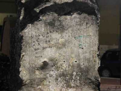 Una parte del megalite imbrattata da scritte fatte con il pennarello