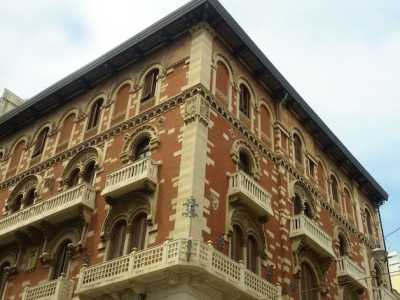 Palazzo Ingami Scalvini, costruito nel 1924 all'incrocio tra via Cairoli e via Putignani