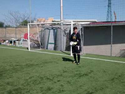 Il giovane portiere posa per una foto