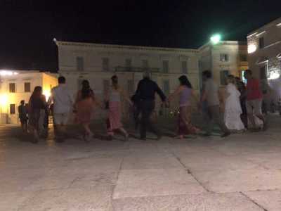 Il gruppo si riunisce in cerchio...