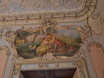 Particolare del salone rococ� che si ispira al Petit Trianon di Versailles con pastori e pastorelle