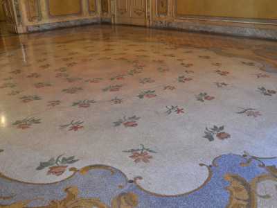 La pavimentazione del salone rococ� con decorazione floreale che rappresenta la riproduzione del tappeto della reggia di Versailles Savonnerie