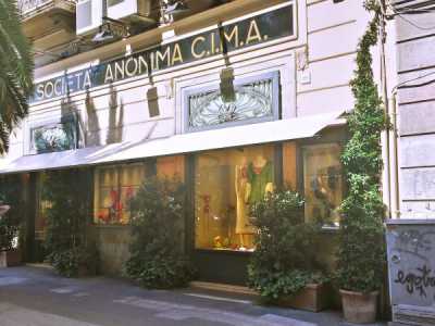 In via Sparano resiste il negozio di intimo Societ� Anonima Cima, inaugurato nel 1928