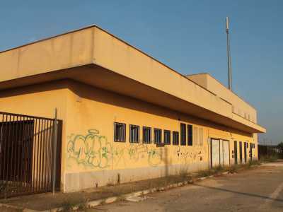 La nuova stazione di Sannicandro, in disuso da circa 15 anni: i cancelli sono chiusi e alcuni accessi murati