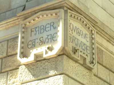 Un'altra frase in latino scolpita all'angolo dell'edificio: Faber est suae quisque fortunae