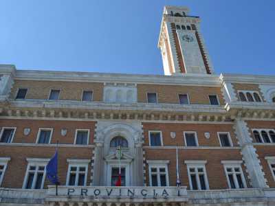 La torre del palazzo della Provincia di Bari