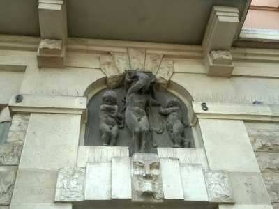 Un dettaglio esterno del palazzo: si tratta di una maschera antropopaica, ideata con superstizione per allontanare la malasorte
