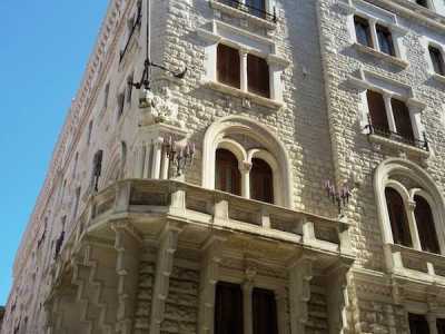 Uno dei caratteristici balconi del palazzo, situato in via Cognetti