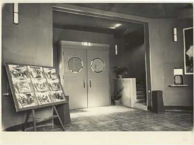 Una foto del foyer del Cinema teatro Royal risalente al 1921, quando la struttura apr� al pubblico con il nome di "Cinema Lucciola"