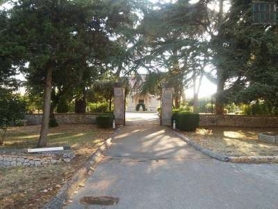 Il cancello che immette nella villa di Laura Lenti, la nobildonna un tempo proprietaria dei terreni sui quali sorge il complesso religioso. La dimora � oggi un alloggio per le ospiti donne del monastero