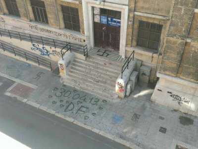 Le svastiche disegnate all'ingresso del liceo Flacco di Bari 