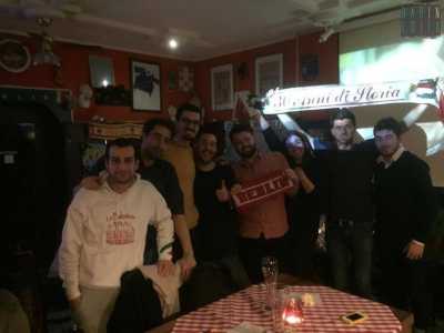 Alcuni componenti del Bari club Berlino riuniti nel "Bistr� Italia", un pub dove gli italiani in Germania seguono le partite della loro squadra preferita