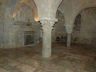 Si nota sul lato sinistro un altare con bassorilievo, dove si ritiene siano state collocate le reliquie di San Nicola, in attesa della costruzione della Basilica