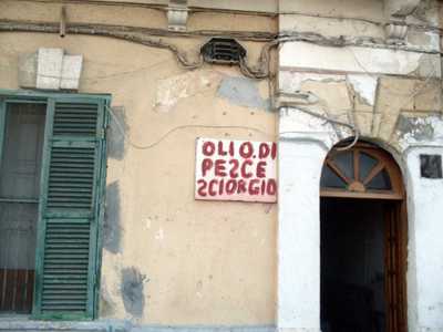 L'olio viene venduto nei quartieri pi� popolari di Taranto (foto di vivavoceweb)