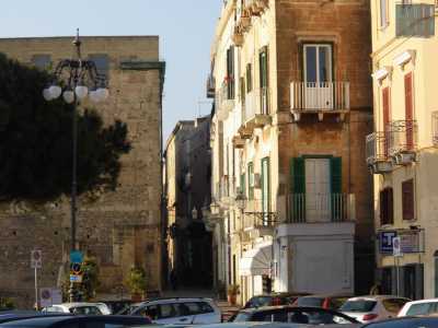 Da piazza Castello si entra nel borgo abitato. Ci inoltriamo per via Duomo, una delle vie principali della citt� vecchia