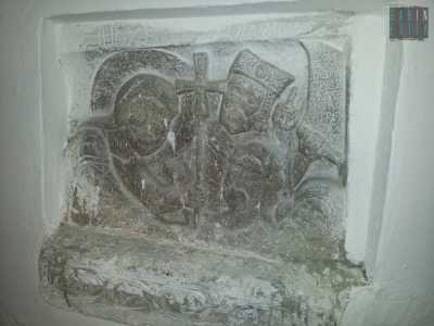 Il bassorilievo di un'Anastasi conservato nel palazzo