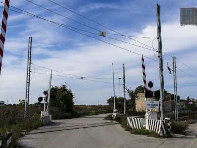 La strada si restringe dopo l'attraversamento di un passaggio a livello 
