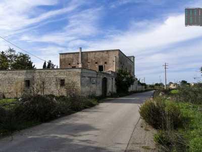 Un antico edificio in rovina si affaccia direttamente sulla strada 