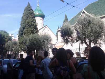 Ore 15: i partecipanti iniziano a riversarsi nei pressi della chiesa russa