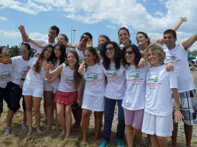 Un gruppo di gemelli durante il Raduno Nazionale dei Gemelli nel 2013 a Recanati