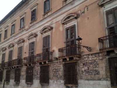 Il settecentesco Palazzo D�Ayala Valva. E� uno dei palazzi pi� prestigiosi e imponenti dell�aristocrazia tarantina ed � costituto da tre piani in altezza e tre nei sotterranei. 