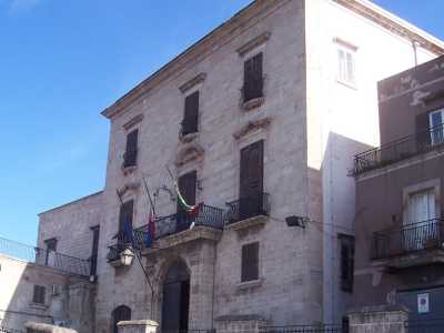 Su corso Vittorio Emanuele II ci imbattiamo nell�imponente Palazzo Pantaleo costruito nel 1770 che si affaccia sul Mar Grande