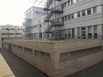 Ci avviamo verso la pi� moderna facolt� di Architettura. Anche qui per� le scale antincendio hanno qualcosa che non va: praticamente pur essendo perfettamente collegate tra di loro, permettendo cos� una rapida fuga, conducono per� tutte su una grande terrazza esterna. Senza uscite. Praticamente da qui l�unico modo per scappare � quello di fare un bel salto nel vuoto