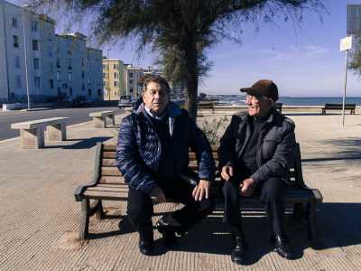 Piazzetta Labriola, una "rotonda sul mare" con qualche panchina e due signori che si intrattengono a chiacchierare 