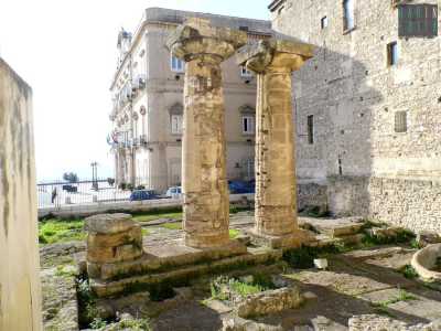 Le colonne doriche, protette da una recinzione: rappresentano l�unica testimonianza del tempio di Poseidone, il pi� antico tempio dorico della Magna Grecia