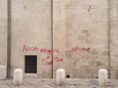 Una scritta rossa sulla zona absidale esterna della Cattedrale