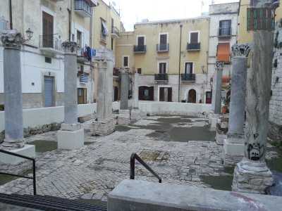 Foto 13: pianta e colonne dell'antica Chiesa di Santa Maria del Buonconsiglio