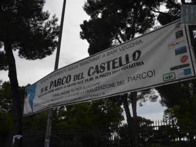 Lo striscione davanti al cantiere