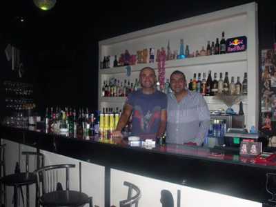 Angolo bar del Reina Isabel, con barista e dj
