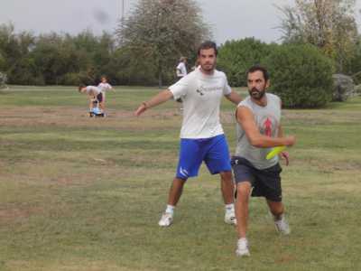 Un atleta, pressato, tenta il lancio