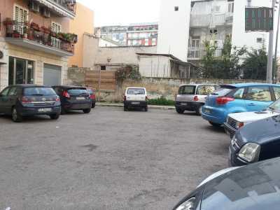 Il piazzale di via Enrico Toti, dove sorgeva una torretta di avvistamento e che custodisce un ipogeo