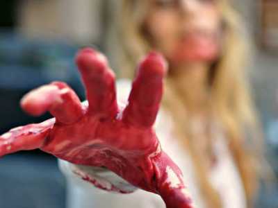Una mano insanguinata di un morto vivente