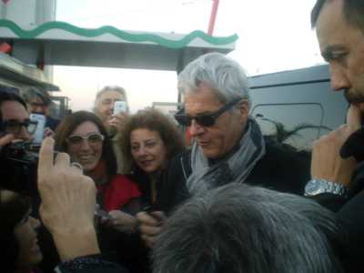Bari, 5 dicembre 2013, Claudio Baglioni accoglie i suoi fans e si intrattiene per il Firmacopie