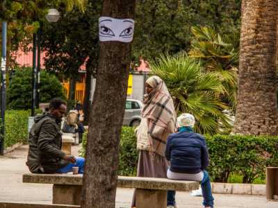 La piazza � luogo di incontro di gruppi etnici diversi e l'evento ha coinvolto tutti
