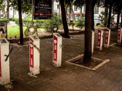 SCACCO AL RE, le colonnine per le bici si sono trasformate in esseri umani dai tratti ironici per schernire il divieto degli sguardi di sfida
 