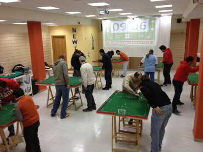 Alcuni giocatori durante un torneo nella sede dell'Old Subbuteo club Bari