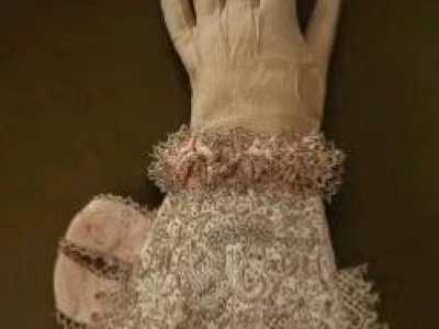 Un guanto in pizzo risalente al 1600